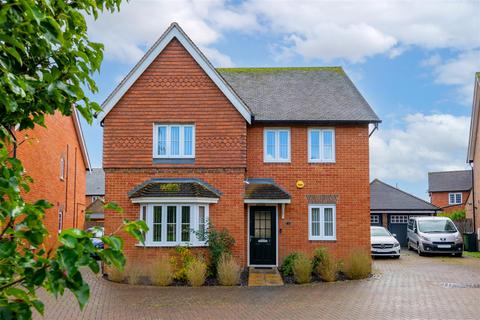 4 bedroom detached house for sale, Haine Close, Horley