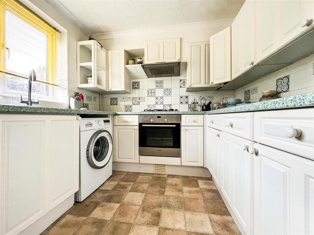 Dore Avenue, Portchester, 2 bed terraced house for sale £275,000