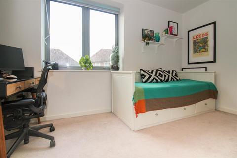 2 bedroom flat for sale, Fenton Road, London
