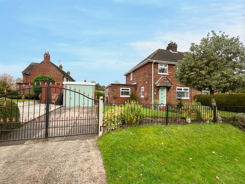 Mill Hill, Ellerker, Brough 3 bed semidetached house for sale £300,000