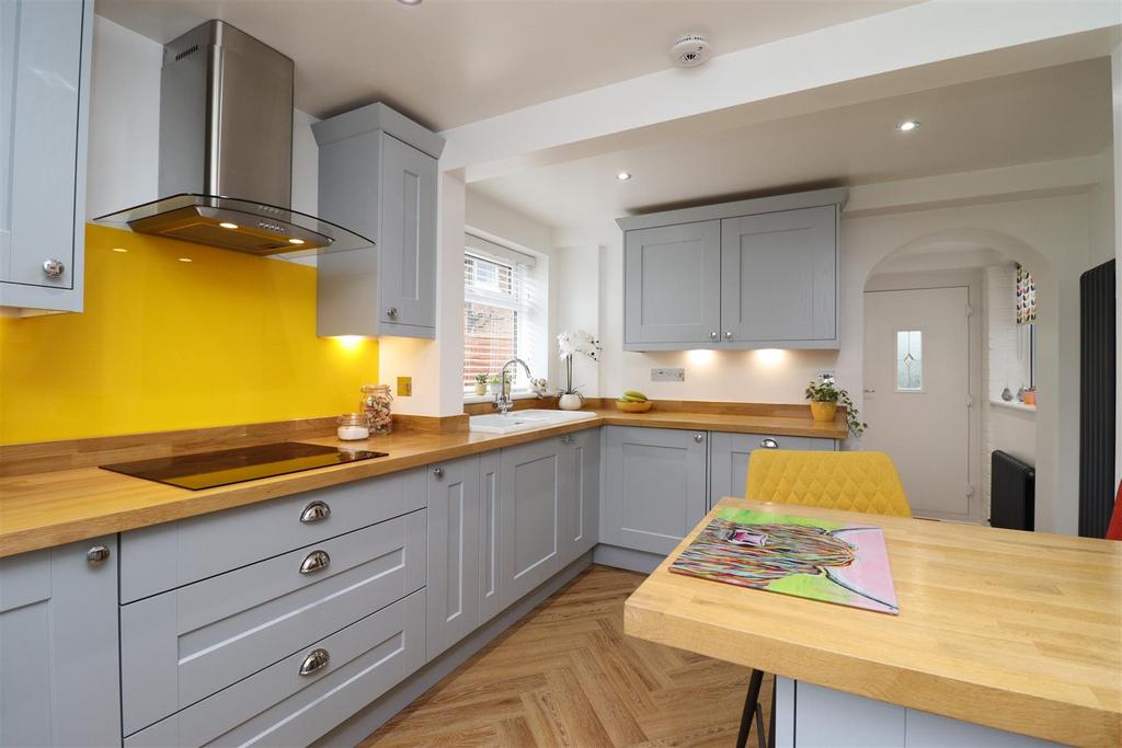 Mill Hill, Ellerker, Brough 3 bed semidetached house for sale £300,000
