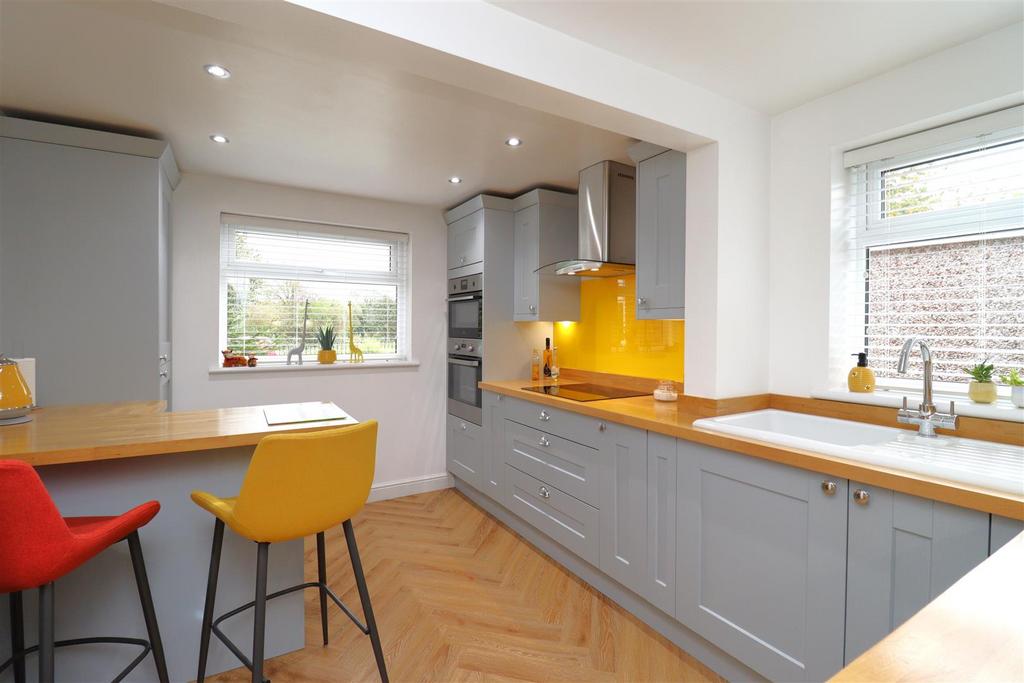 Mill Hill, Ellerker, Brough 3 bed semidetached house for sale £300,000