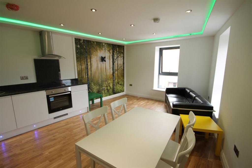 Falconars House, City Centre 3 bed apartment to rent £2,470 pcm (£570 pw)