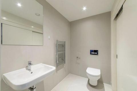 5 bedroom house to rent - Sir Alexander Close, London