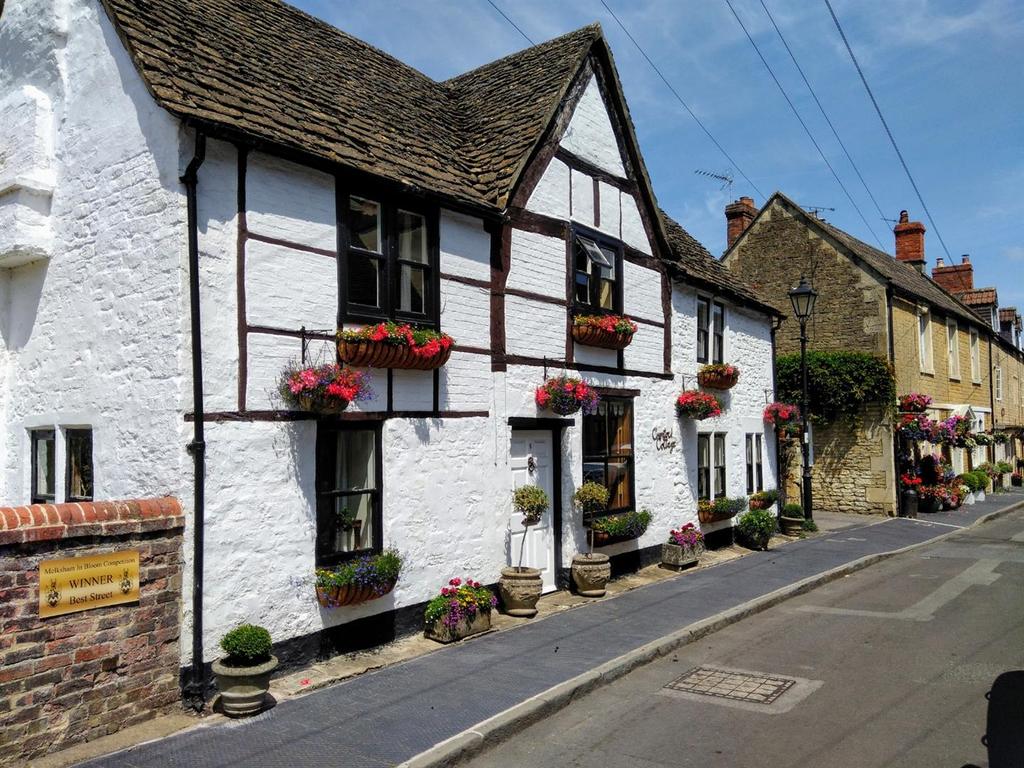 Church Walk, Melksham SN12 5 bed link detached house for sale £749,495