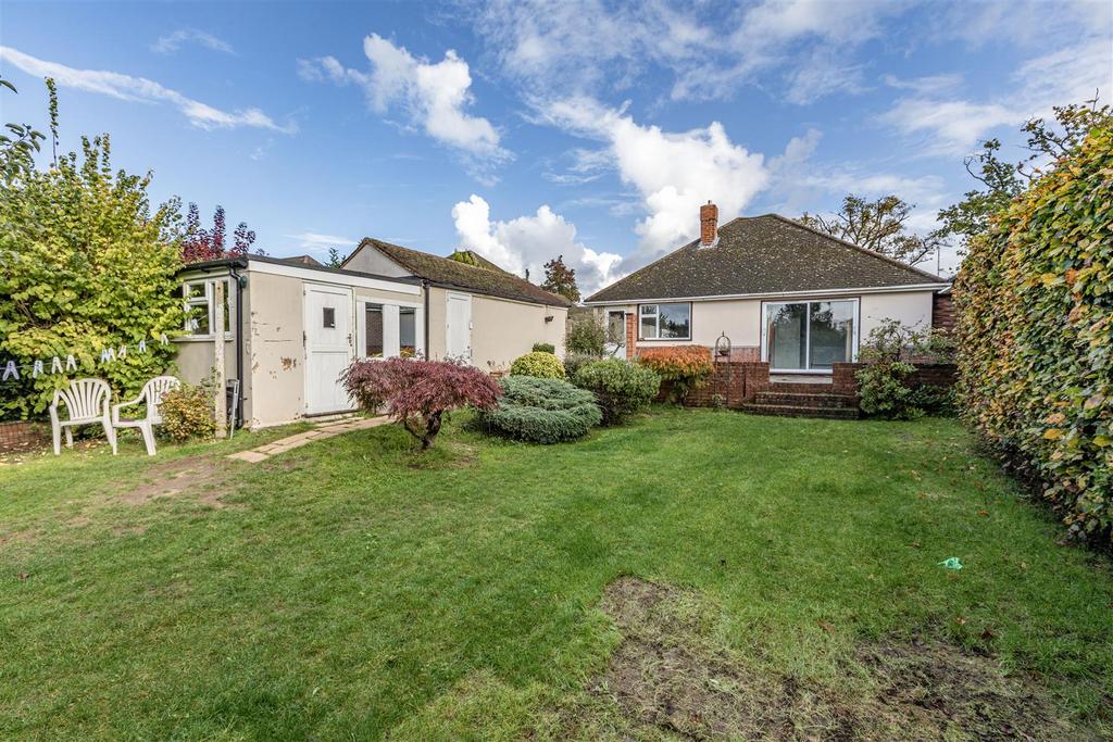 Old Road, Row Town, Addlestone 3 bed detached bungalow £550,000