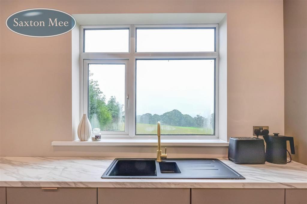 Kitchen 2.jpg