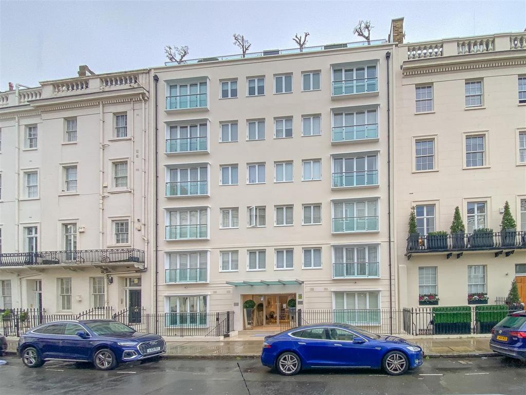 Pembroke House, Chesham Street, SW1 2 bed apartment to rent £5,750