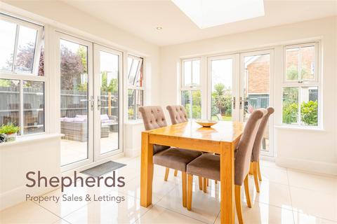 5 Picardy Close, Hoddesdon, EN11 0FA