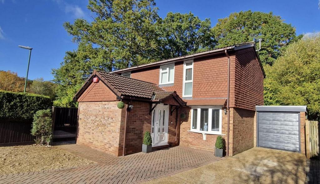 Bridgelands, Copthorne, Crawley 4 bed detached house for sale £600,000