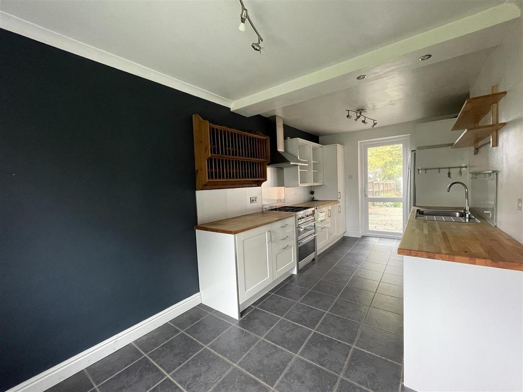 Kitchen 2.JPG
