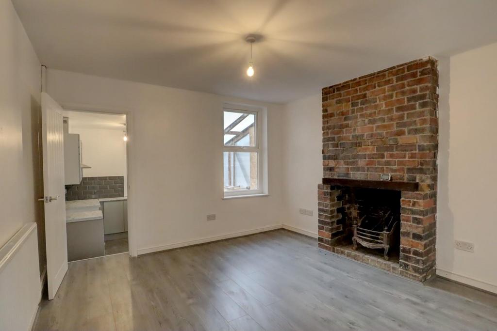 Bucks Hill, Nuneaton 2 bed terraced house £800 pcm (£185 pw)