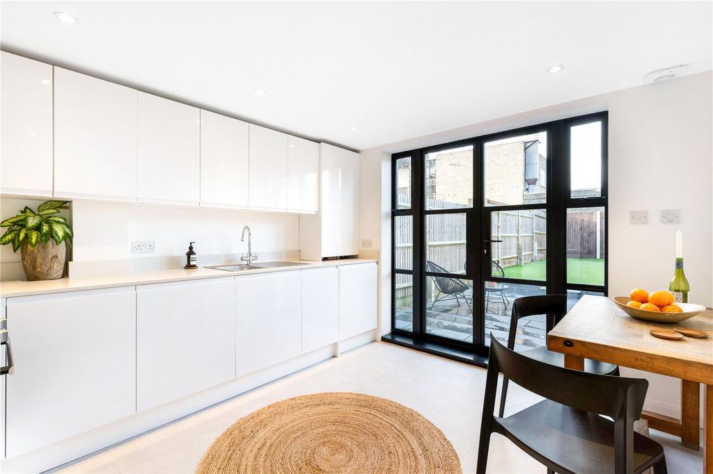 Bloomfield Road, Bromley, BR2 2 bed terraced house £450,000