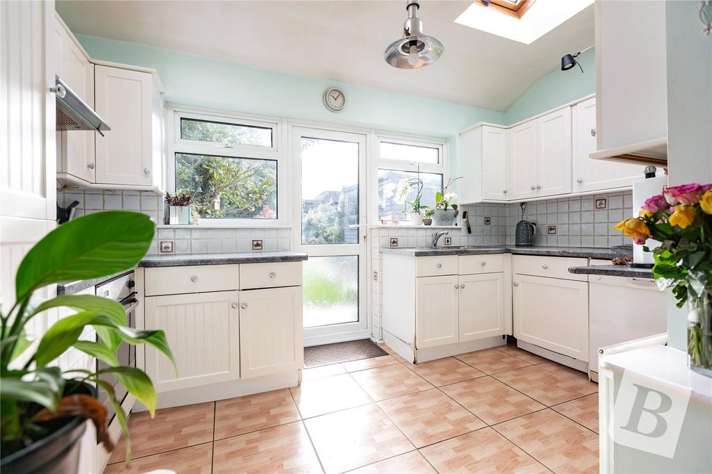 Dorset Avenue, Romford, RM1 3 bed semidetached house for sale £475,000