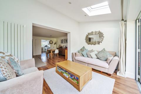 2 Mount Holme, Thames Ditton, KT7 0UB