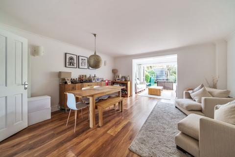 2 Mount Holme, Thames Ditton, KT7 0UB