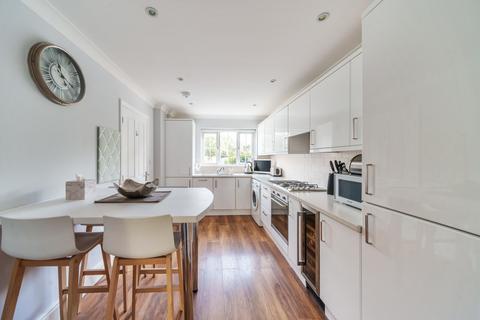 2 Mount Holme, Thames Ditton, KT7 0UB