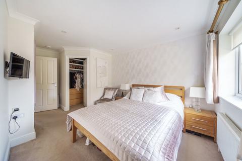2 Mount Holme, Thames Ditton, KT7 0UB