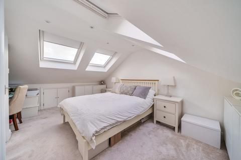 2 Mount Holme, Thames Ditton, KT7 0UB