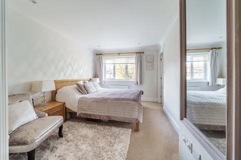 2 Mount Holme, Thames Ditton, KT7 0UB
