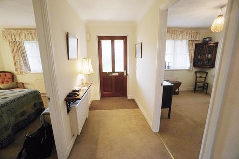 2 bedroom flat for sale, Newsholme Drive, N21