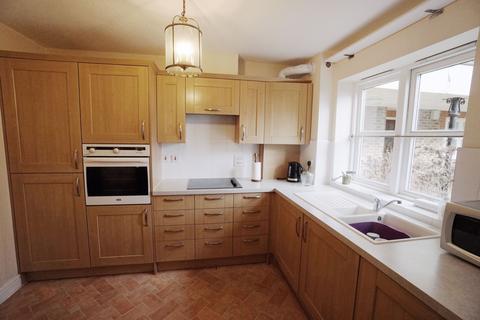 2 bedroom flat for sale, Newsholme Drive, N21