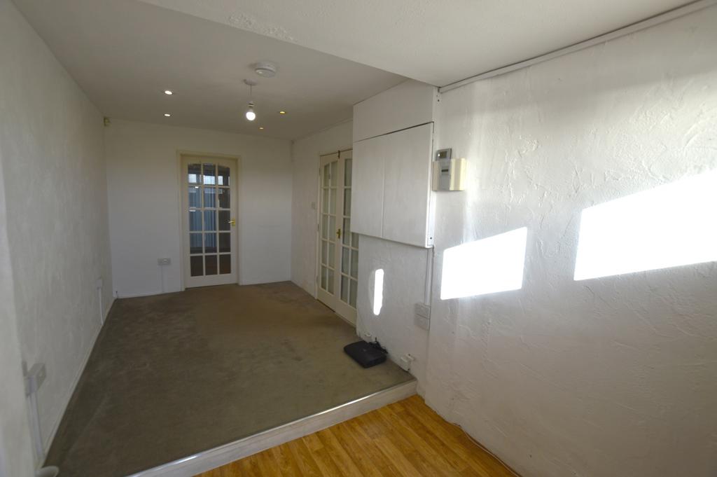 Labrador Drive, Poole, BH15 1UX 1 bed flat £850 pcm (£196 pw)