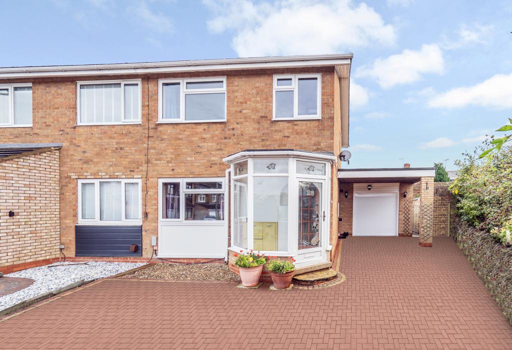 Robins Close, Hartwell, Northamptonshire 3 bed semidetached house for