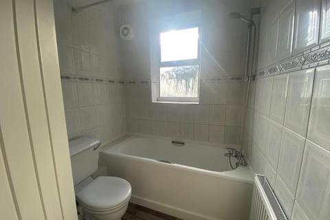4 bedroom terraced house to rent, Melbourne Avenue, Palmers Green, N13
