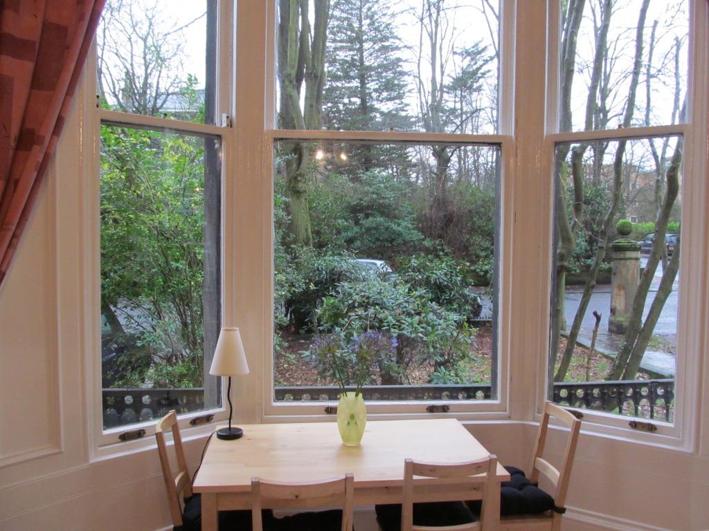 Lorraine Gardens, Dowanhill, Glasgow... 1 bed flat £895 pcm (£207 pw)