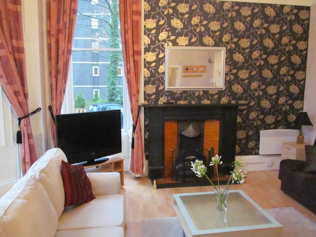 Lorraine Gardens, Dowanhill, Glasgow... 1 bed flat £895 pcm (£207 pw)
