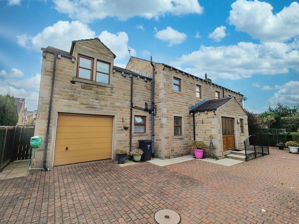 The Spinney, Brighouse HD6 5 bed detached house for sale £625,000