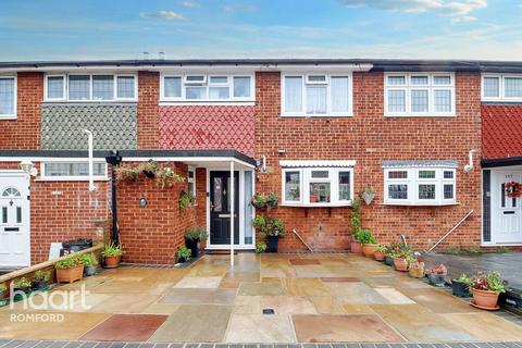 3 bedroom terraced house for sale - Udall Gardens, Romford