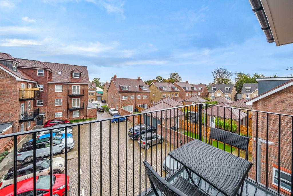 Albright Gardens, WaltonOnThames, KT12 2 bed flat for sale £475,000