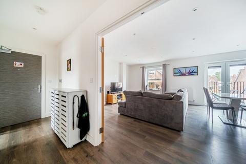 2 bedroom flat for sale, Albright Gardens, Walton-On-Thames, KT12