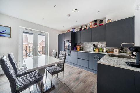 2 bedroom flat for sale, Albright Gardens, Walton-On-Thames, KT12