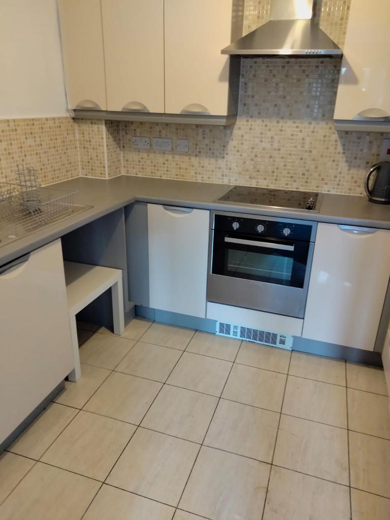 Flat 27 4, Actonville Avenue... 2 bed apartment £950 pcm (£219 pw)