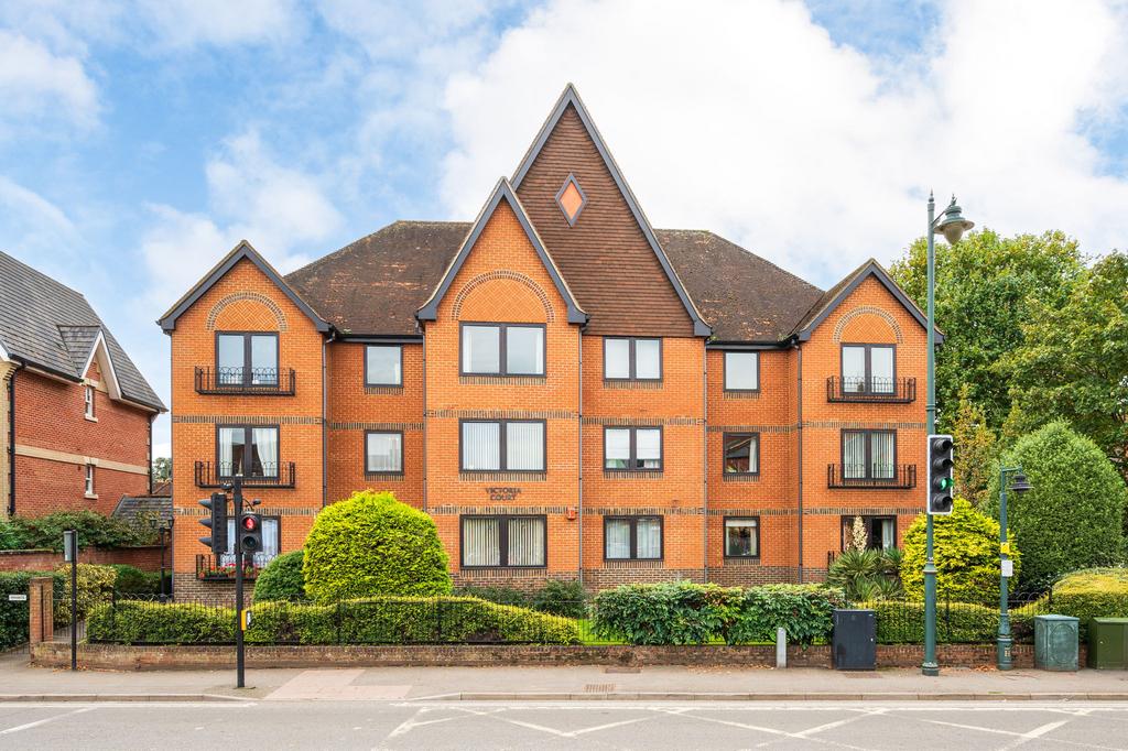 Victoria Court, HenleyonThames RG9 2 bed penthouse for sale £500,000