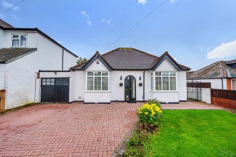 2 bedroom detached bungalow for sale - Chessington Road, Epsom, KT19