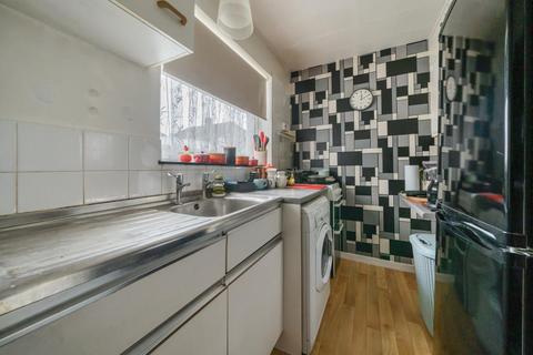 35b Bolton Crescent, Basingstoke, RG22 6BD