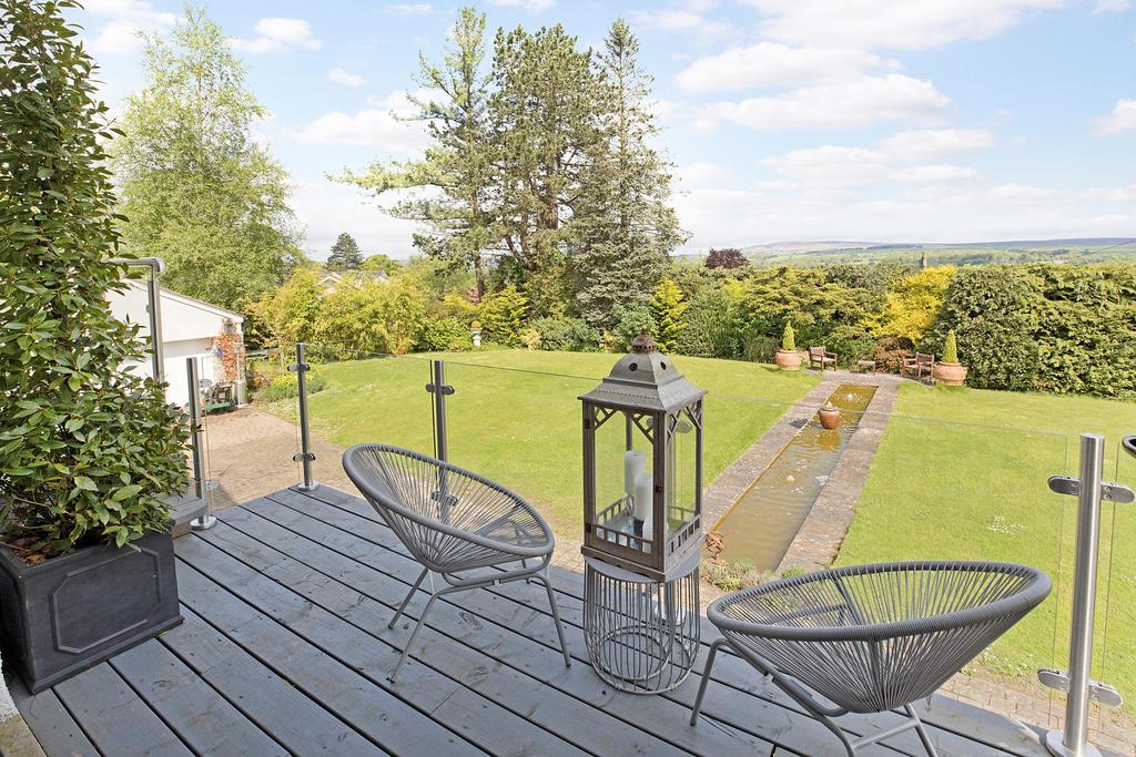Queens Drive, Ilkley, West Yorkshire, LS29 5 bed detached house for