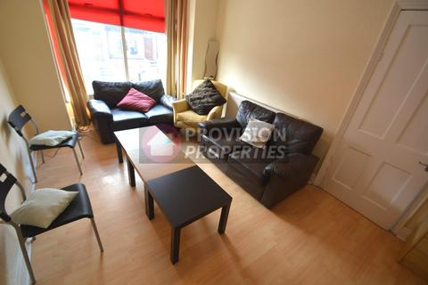 4 bedroom terraced house to rent, Manor Drive, Hyde Park LS6