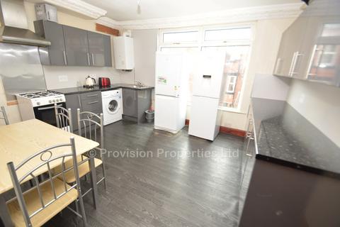 6 bedroom terraced house to rent, Manor Drive, Hyde Park LS6