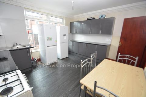 6 bedroom terraced house to rent, Manor Drive, Hyde Park LS6