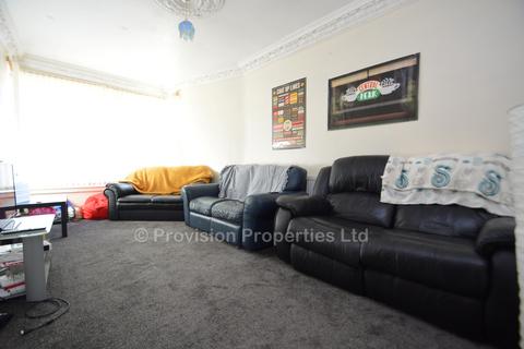 6 bedroom terraced house to rent, Manor Drive, Hyde Park LS6