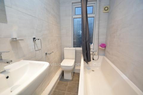 6 bedroom terraced house to rent, Manor Drive, Hyde Park LS6