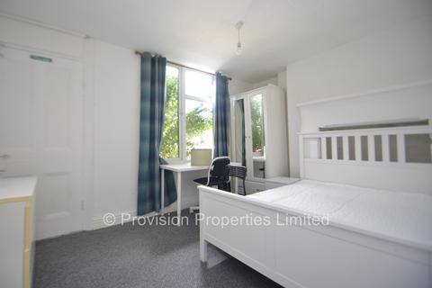6 bedroom terraced house to rent, Manor Drive, Hyde Park LS6