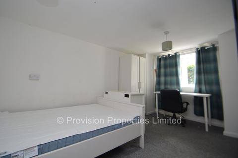 6 bedroom terraced house to rent, Manor Drive, Hyde Park LS6