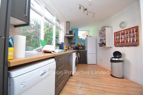 5 bedroom terraced house to rent, Manor Drive, Hyde Park LS6