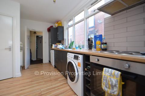 5 bedroom terraced house to rent, Manor Drive, Hyde Park LS6